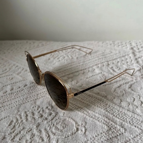 CHRISTIAN DIOR - AVIATOR SUNGLASSES WITH GOLD FRAME - Picture 2 of 5